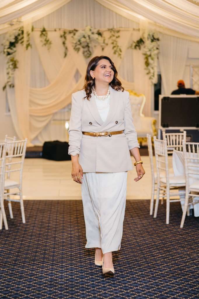 Denise Sampaio sorrindo no evento
